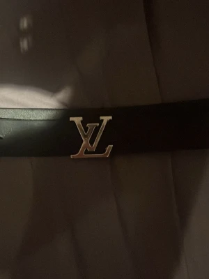 Bälte - Snyggt svart skärp från L.v med klassiskt  I.v spänne i silverfärg. Bältet är gjort i slätt skinn och har en stilren design som passar till många olika outfits. Perfekt accessoar för dig som gillar exklusiva detaljer.