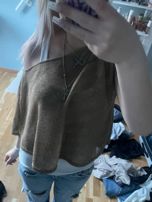 Brun stickad offshoulder topp - 10/10 skick, aldrig använt