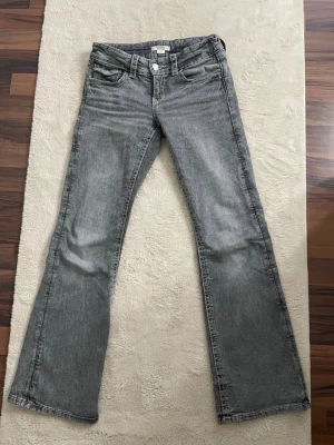 Grå bootcut jeans med slitning - Säljer ett par grå bootcut jeans med lätt slitning. Ungefär ett år gamla men säljer dem bara för de är för små. Nästan inga tecken på slitage förutom att de tvättats. Ordinariepris: 350kr 