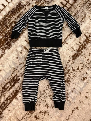 Babykläder 6/9månader - Babykläder storlek 6/9månader pris 30kr