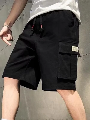 Svarta cargoshorts med snörning - Säljer ett par svarta cargoshorts med snörning i midjan och stora sidofickor med lock. Shortsen har en avslappnad passform och är perfekta för sommaren. Materialet känns mjukt och lätt, troligen bomull eller bomullsblandning. Snygga detaljer med små etiketter på fickan. Stlk kvar M,L, XL ,XXL ,XXXL kvar , helt ny 