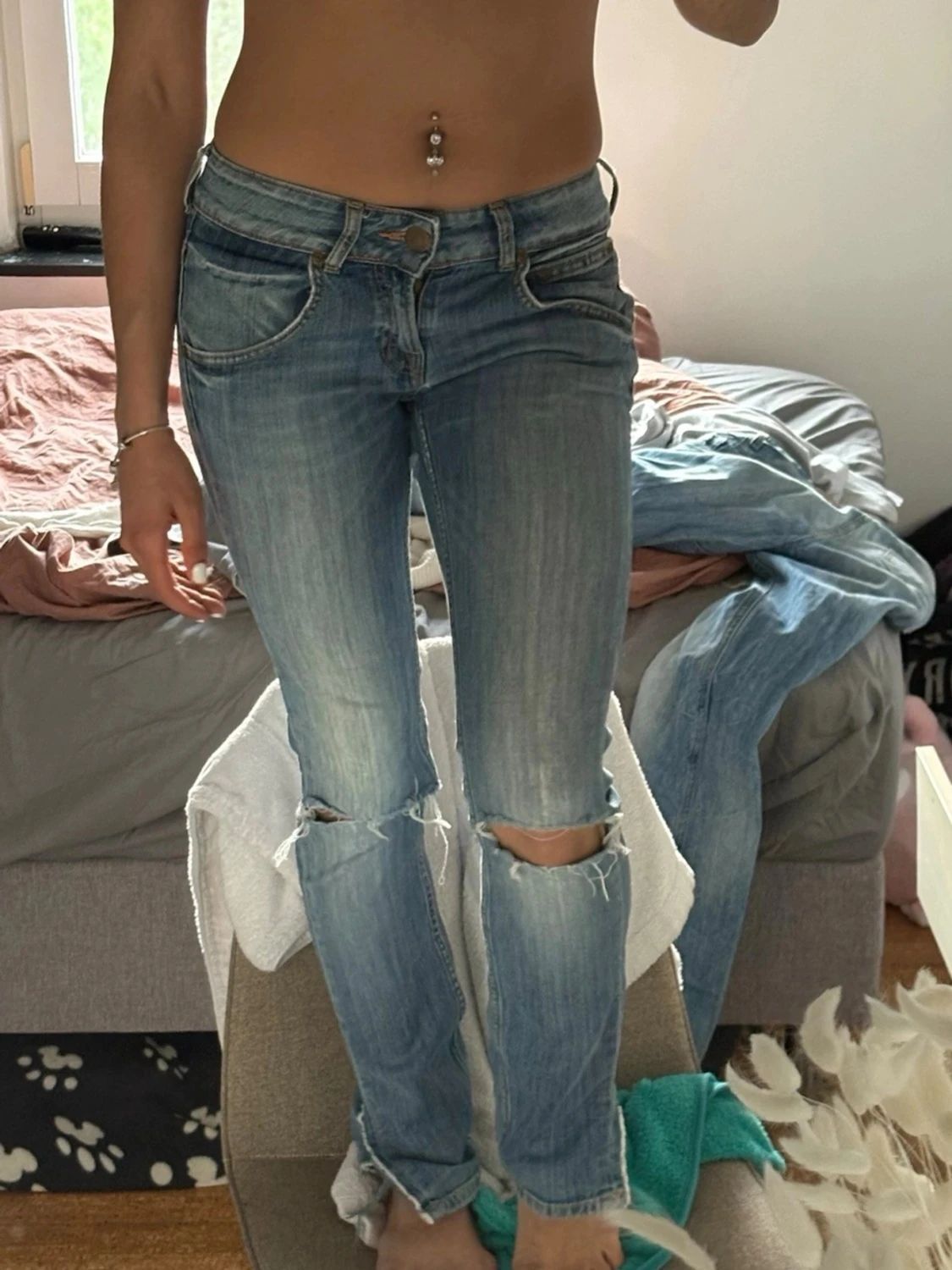 Ljusblå slitna skinny jeans - 1