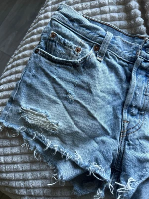 jeansshorts - Jättefina Levis vintage shorts, perfekta för sommardagar & kvällar!💗