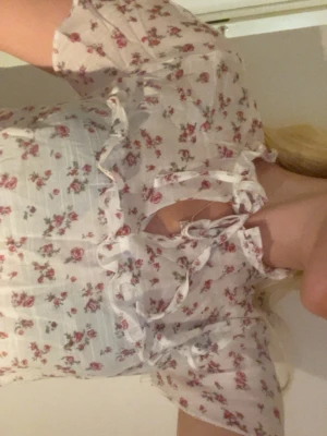 Blommig topp - Jätte söt blommig topp som går att knyta vid halsen