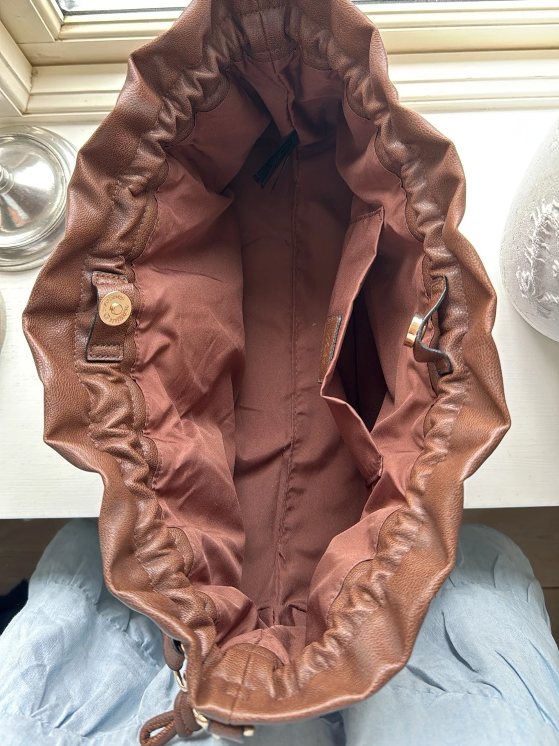 Brun scrunchie handväska i skinnimitation - 2
