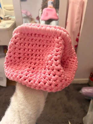 Virkad clutch - Virkad clutch i en jätte fin rosa färg. Själva ramen (den som gör att väskan kan öppnas och stängas) är 16 x 9 cm💕💕