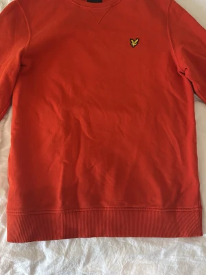 Sweatshirt  - Orange långärmad lyle and Scott. Ribbstickad, halsring och ärmar. Inte använd så mycket.