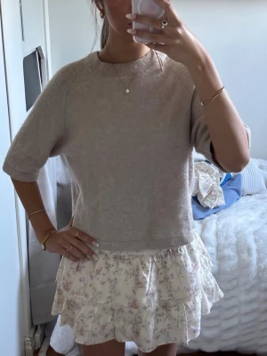 stickad tröja - säljer den super populära stickade tröjan med korta ärmar från &otherstories!💞