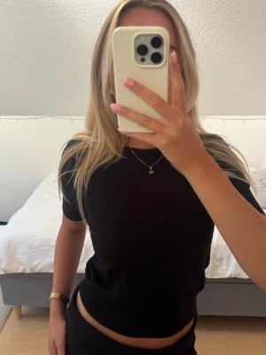 Svart basic t-shirt - En enkel svart t-shirt med rund hals och korta ärmar🩵