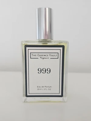 The Essence Vault 999 EdP - Denna parfym är inspirerad av Prada Paradox. 30 ml flaska, endast testad. Kostar 179 kr på hemsidan 🎀