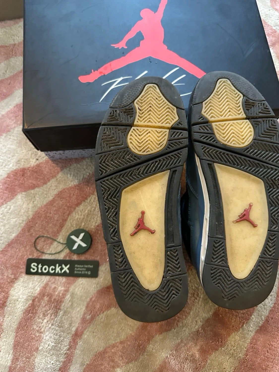  Ett par blåa Travis Scott skor  - 3