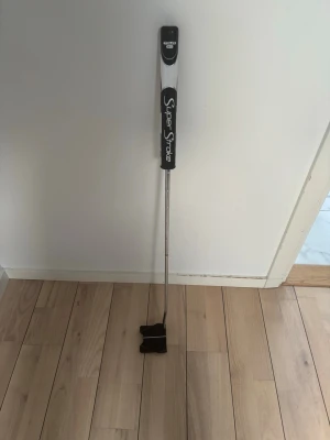 Odyssey ten white hot insert - Använd 3 rundor, bytat grepp till super stroke tour 3.0. Ny pris 3500, mitt pris 1699. Priset är inte hugget i sten.