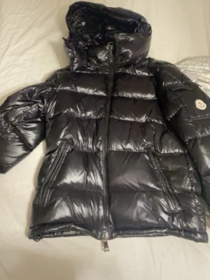 Moncler jacka  - Äkta Moncler jacka köpt för 18000kr. Använd få gånger, jättebra skick. Passar både tjejer och killar. Storlek 0.   Buda gärna!   Postar mellan 1-3 dagar efter köp.  Hör gärna av dig om du har frågor eller vill ha fler bilder!