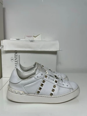 Valentino Skor  - Säljer nu dessa Valentino Rockstud Skor med ett nypris på 7 700 kr!, skriv för fler bilder/frågor🙌🏼 