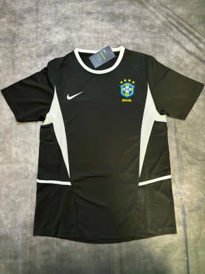 Brazil tröja  - Brazil tröja ⚽ Storlek: L 🆕 Helt ny med tag kvar Packeteras ordentligt inför leverans 📦