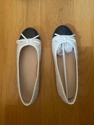Vita ballerinaskor - Vita Ballerina skor, de är helt nya. Säljer dom för att de är försmå för mig. 