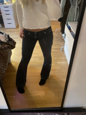 Svarta Low waist bootcut jeans - Säljer ett par svarta bootcut jeans från Bikbok! Kanten längst ner var nervikt när jag köpte jeansen! Skriv om mer frågor/bilder💞💞