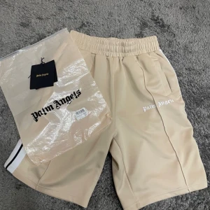 Palmangels Shorts - Säljer dessa as feta plam angels shortsen i sällsynt färg beige! Bästa investeringen till sommaren,! Vid frågor kontakta oss✔️ loggan lite utriven