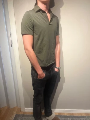Pikétröja ifrån Oscar jacobson - Oscar jacobson pike i mörkgrön i storlek S. Skick är 9/10. Modellen är 178com och väger 65kg. Skriv för mer information ✨✨