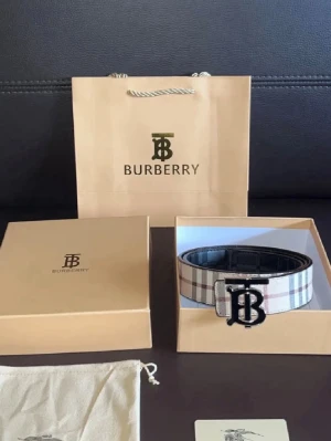 Burberry bälte  - Säker detta bälte då det inte används. 110cm långt. Det finns en defekt på bältet med. Man kan vända på bältet och få färgen svart 