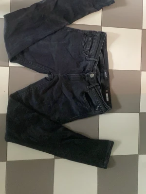 Svarta skinny jeans från Replay - Säljer ett par svarta skinny jeans från Replay, modell LUZ. Jeansen har klassisk femficksdesign, normalhög midja och smal passform hela vägen ner. Snygga och stretchiga, perfekta till alla outfits.