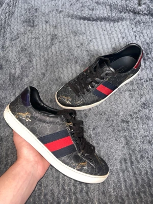 Gucci ace herr skor  - Hej! Säljer mina Gucci ace i storlek uk 7 vilket motsvarar 41/42, skick 8,5/10! Tyvärr medföljer inget og.
