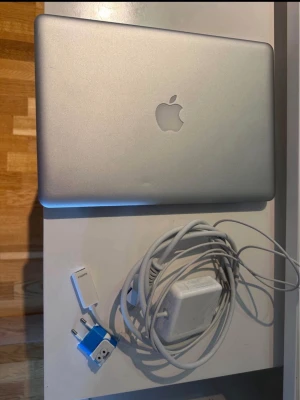 Apple MacBook Pro 13 tum silver - Säljer en stilren MacBook Pro 13 tum i silver med aluminiumchassi. Klassisk Apple-design med svart tangentbord och stor touchpad. Laddare och adapter medföljer. Perfekt för studier, surf och kreativt arbete.