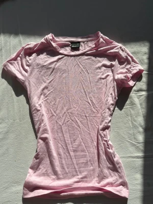 Rosa t shirt - Rosa t shirt från Gina