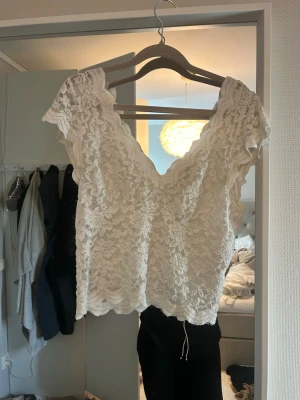 Vit spets topp från Stradivarius - Super fin spets topp. Kommer inte till användning💖