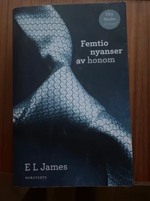 Femtio nyanser av honom av E L James - Säljer boken 'Femtio nyanser av honom' av E L James, utgiven av Norstedts. Omslaget är mörkblått med en silvergrå slips som motiv. Perfekt för dig som gillar romantik och drama. Boken är på svenska och första delen i trilogin som blivit en internationell succé.