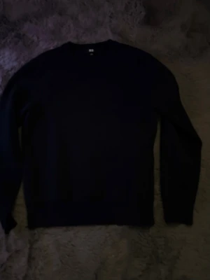 Uniqlo sweatshirt - Bra kvalitet uniqlo sweatshirt som börjat att sluta komma till andvändning men är välldigt skön och är bra att ha för hösten och svalare väder. Kontakta om du har frågor