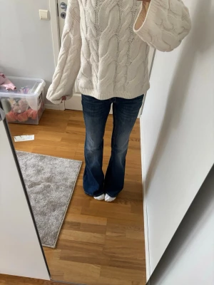 Blå bootcut jeans med fickor - blå bootcut jeans 