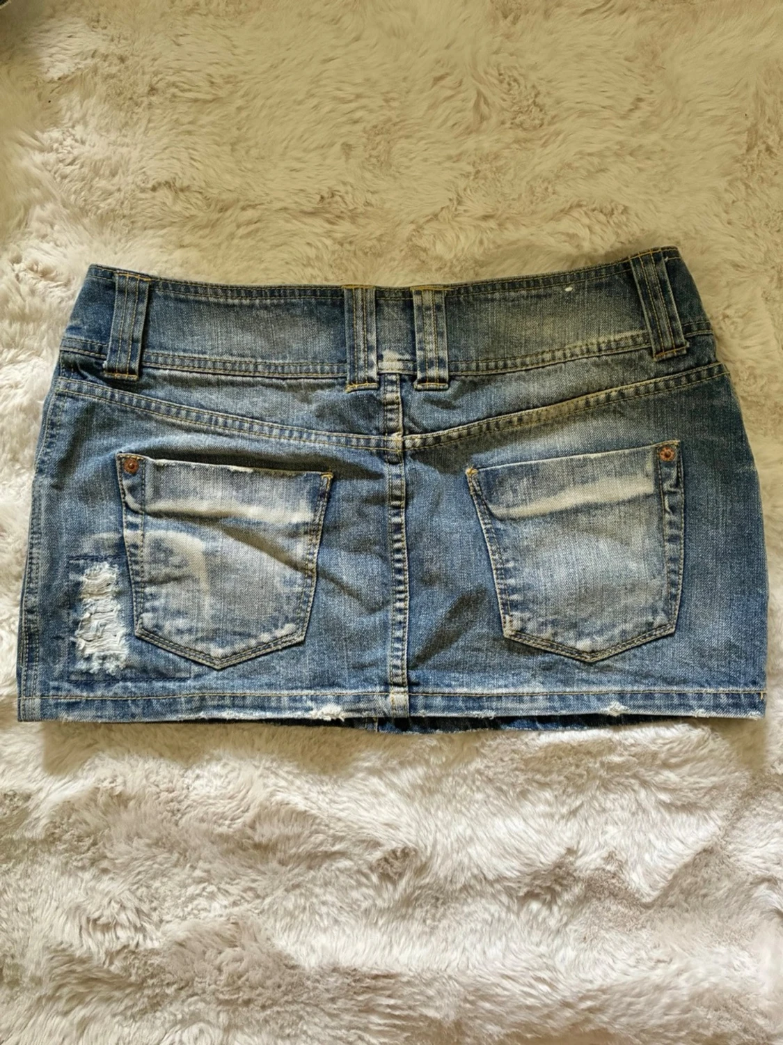 Kort jeanskjol med nitar och slitningar - 1