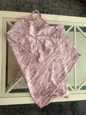 Sommar set - Säljer ett fint sommar set  i ljusrosa med silkes liknande material. Setet består av ett linne med smala axelband och smockad rygg samt matchande kjol. Materialet känns mjukt och svalt, perfekt inför sommaren 