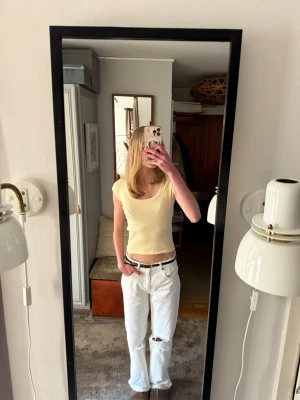 Ljusgul ribbad topp från Monki - Säljer en sött ljusgul ribbad topp. Toppen är liten i storleken. Jag har vanligtvis S/M och denna topp är i L. 