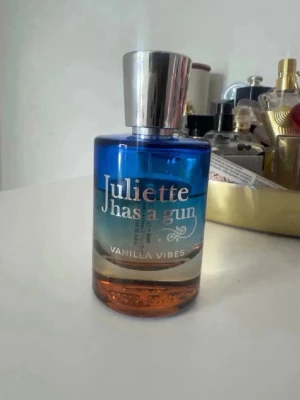 Juliette Has a Gun Vanilla Vibes EdP 50 ml - Juliette Has a Gun Vanilla Vibes Eau de Parfum. Flaskan rymmer 50 ml och kommer i originalkartong. Pris går att justera vid snabbt köp 