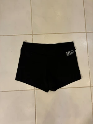 Svarta shorts från La Pirouette - Snygga svarta shorts från La Pirouette med en enkel och tight passform. Perfekta för dans, träning eller sommarens varma dagar. Mjukt och stretchigt material som ger bra rörelsefrihet. Diskret logga på ena sidan. XS