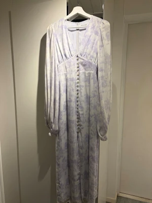 Adoore lila  - Intresse koll på min oanvända lila Adoore klänning storlek 34💜 