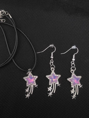 Handgjort Stjärnset halsband och örhängen - Säljer ett handgjort matchande smyckeset med halsband och örhängen. Båda har silverfärgade stjärnhängen med lila och rosa detaljer samt små hängande stjärnor. Halsbandet har svart band och örhängena är krokmodeller. Perfekt för dig som gillar unika accessoarer med stjärntema.