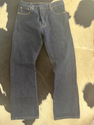Levis 517 Bootcut - Tja, säljer nu dessa riktigt schyssta Levis 517 bootcut jeansen.| Byxorna är i väldigt bra skick och är i storleken W36 och L34.| Dubbelkolla gärna måtten på de sista bilderna.| Bara att höra av er vid frågor eller funderingar.|