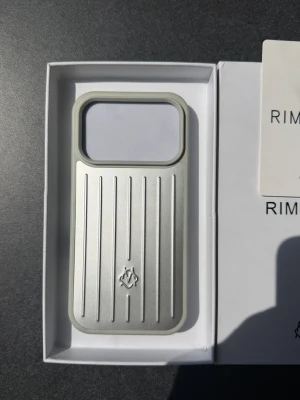 Rimowa Iphone 17 Pro Mobilskal  - Snyggt och stilrent mobilskal från Rimowa i silverfärgad aluminium-look med räfflad design och logotyp på baksidan. - Passar Iphone 17 pro - Helt ny och oanvänd! - Skriv gärna vid funderingar ‼️ Snabb frakt 🚚