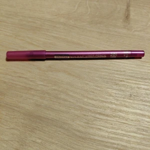 Eye&Lip Liner, pink - Intense Eye & Lip Liner Pencil 24H Long. En mångsidig penna som kan användas för både ögon och läppar. Färgen pink. Oanvänd. 