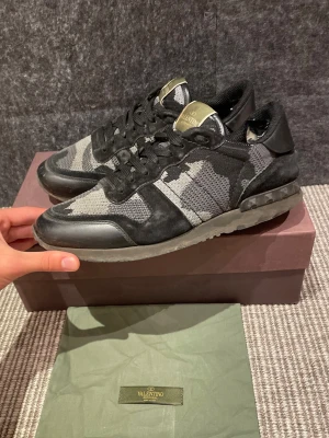 Valentino rockrunners  - Hej, säljer nu dessa svin snygga valentino skor. Skorna är i ok skick!  Begränsat antal boxar och dustbag. Hör av dig vid frågor.