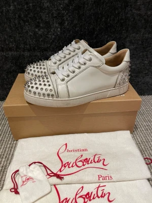Christian Louboutin skor  - Hej, säljer nu dessa svin snygga Christian Louboutin skor. Skorna är i grymt skick!  Begränsat antal boxar och dustbag. Hör av dig vid frågor.