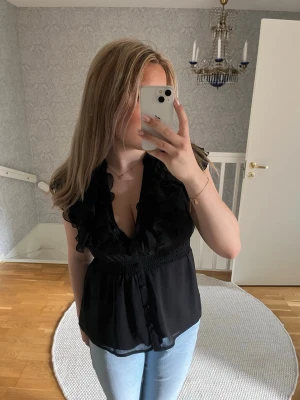 Svart blus  - Svart blus från H&M strl M, mycket fint skick. 