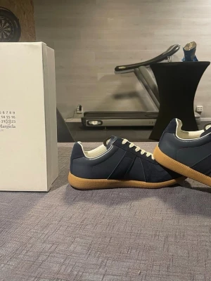 Blå Maison Margiela - Blåa Maison margielas i storlek 43 Knappt använda.