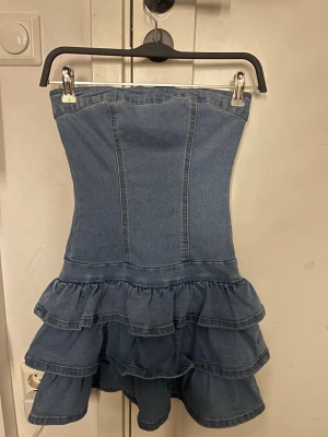 Jeansklänning med volanger - Snygg jeansklänning med volanger i flera lager och dragkedja bak. Använd 2 gånger🥰🥰