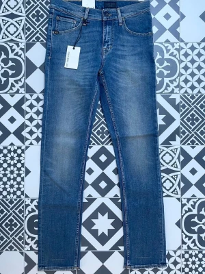 Tiger of Sweden jeans nya - Helt nya jeans ifrån tiger of Sweden med prislappen kvar på. Storleken är W29 L32. Jeansen är alldrig provade och kvitto kan visas privat