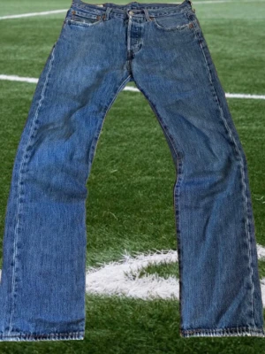 Levis 501 - Säljer dessa feta Levis 501 med feta slitningar!  Passform Straight/Bootcut  Mått   W31/L32 Midja 42cm Innerbenet 78cm Benöppning 20cm  Hör gärna av dig ifall du har några frågor eller funderingar!