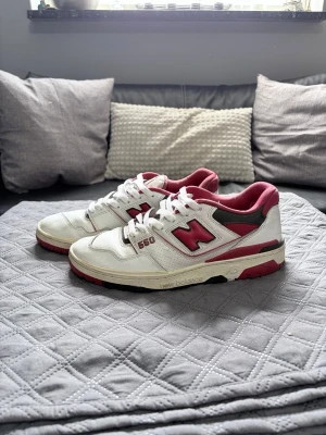 New Balance 550 - Bekväma 550 sneakers ifrån New Balance med röda detaljer. I använt skick med rimligt pris.   Storlek: 44